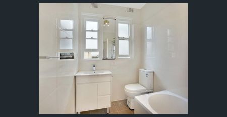 Two Bedroom Art Deco Apartment - Photo 4