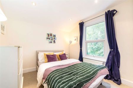 A spacious two bedroom first floor apartment located just off St. John's Hill. - Photo 2