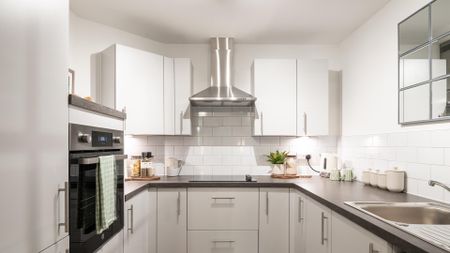 Clinton Lodge, 1b Queen Elizabeth Avenue, Lymington, SO41 9HN - Photo 5