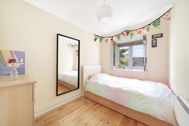 2 bedroom flat in London - Photo 1