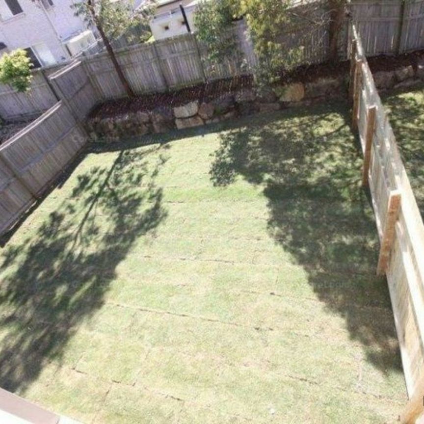 Spacious modern two storey family home with a large yard - Photo 1