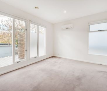 Stylish Townhouse Living in blue chip Hawthorn East - Photo 3