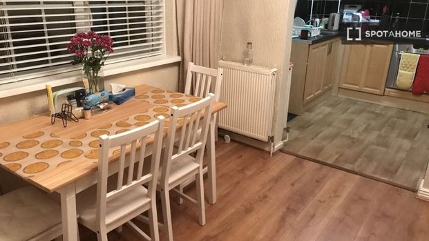 Beds for rent in a shared room for students in Dublin - Photo 1