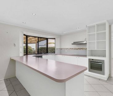 Comfortable Family Living Close to the Noosa River - Photo 6