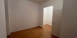 Wohnung in Zentrum Nähe wunderschönem Altbau! - Foto 2