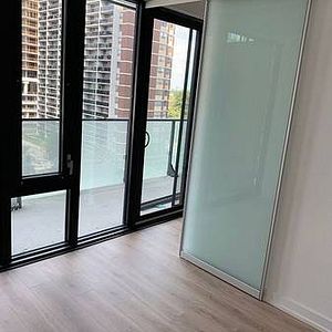 Yonge & Eglinton Luxurious 1Bdrm +Den 1Bath Modern Unit Near Subway - Photo 2