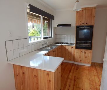 Light and bright three bedroom home. - Photo 4