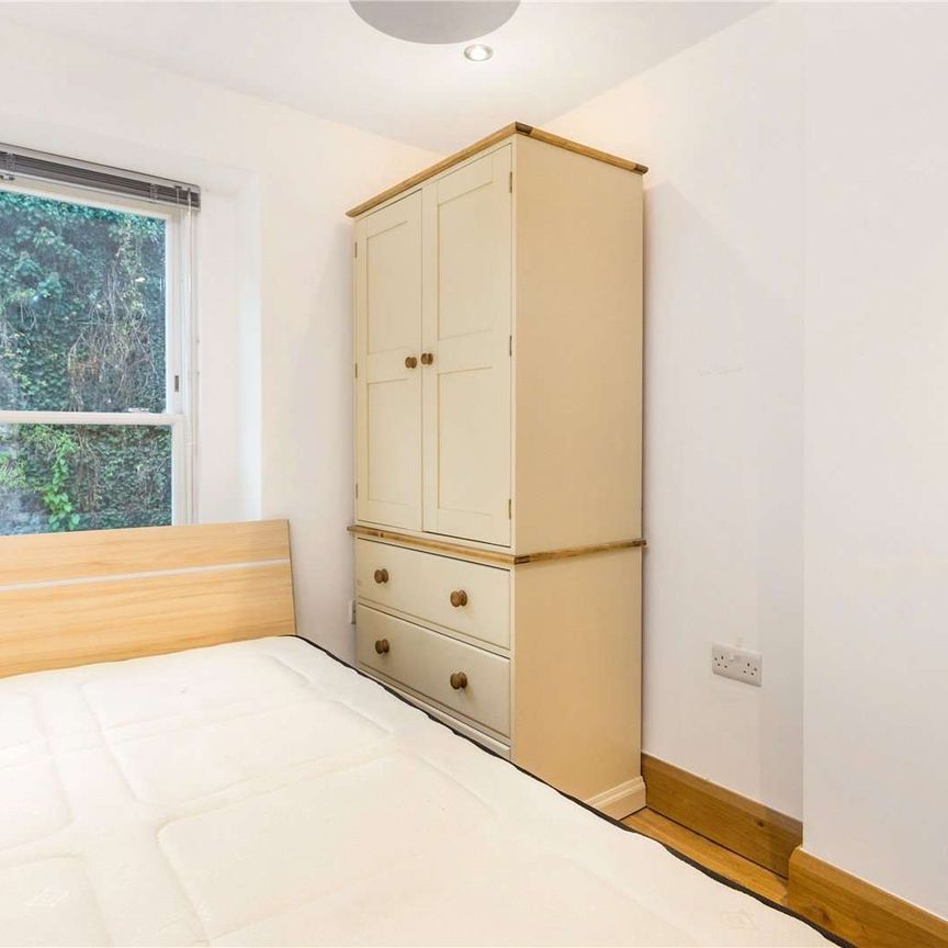 An immaculately presented one bedroom furnished apartment on the second floor, ideal for a single professional. - Photo 1