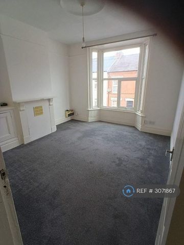 2 bedroom flat to rent - Photo 2