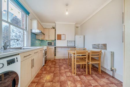 3 bedroom flat to rent - Photo 4