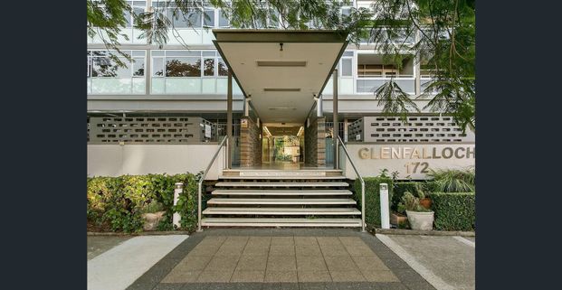 Iconic light filled apartment - Photo 1