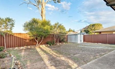 Lovely Home with Detached Garage&excl; - Photo 2