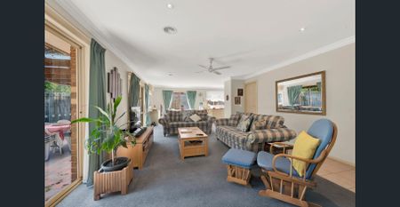 FANTATIC 4 BEDROOM HOME IN QUIET COURT LOCATION! - Photo 2