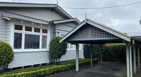 Charming 3-Bedroom Bungalow - Photo 2