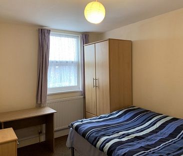 2 Bedrooms in a HMO House - Viewing Highly Recommended - Photo 2