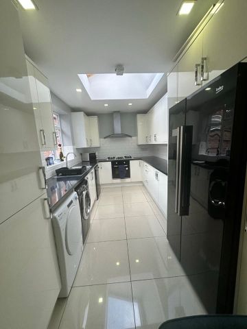 6 Bed End Terrace, Balfour Road, NG7 - Photo 2