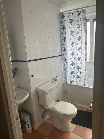 1 bedroom in a house share to rent - Photo 2