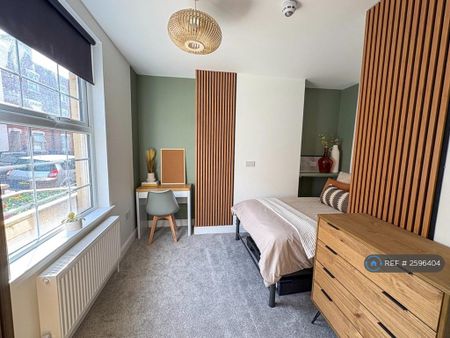 1 bedroom in a house share to rent - Photo 2