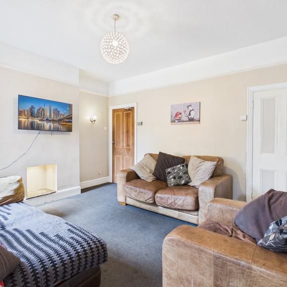 5 bedroom end of terrace house to rent - Photo 1