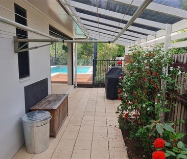 EXECUTIVE AND MODERN 4 BEDROOM HOME + POOL - Photo 3