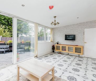 8 bedroom semi-detached house to rent - Photo 2