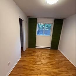 41/2 a Laval dispo Maintenant internet 1 stationnements, Thermopompe chaud et froid Locker privé inclus - Photo 4