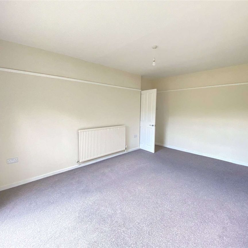 A well presented family home located in vibrant Ditton. - Photo 1