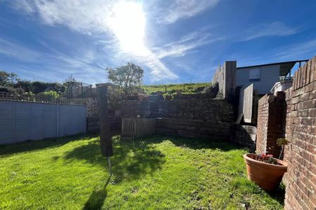 3 bedroom semi-detached house to rent - Photo 2