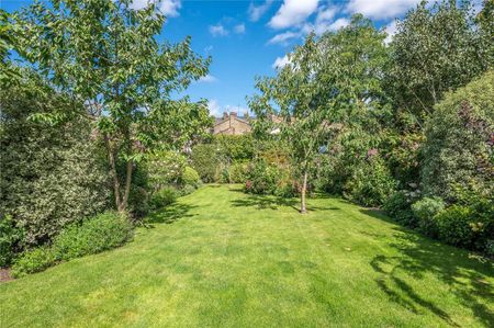 A beautiful Georgian double fronted family home, which has been refurbished to exacting standards, with many period features and a stunning garden. - Photo 3