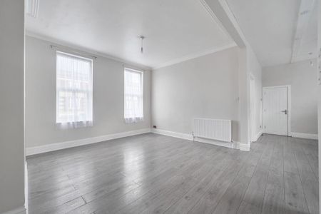 4 bedroom flat to rent - Photo 2