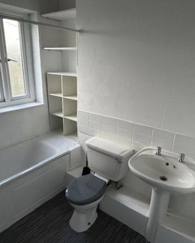 3 bedroom end of terrace house to rent - Photo 2