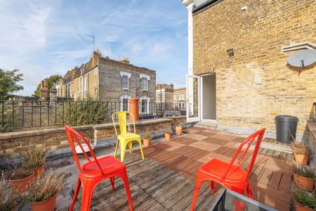 Professional sharers can apply. A well presented three double bedrooms apartment in the heart of Parsons Green, suitable to professional sharers or a couple /family, feauturing a south facing roof terrace. - Photo 4