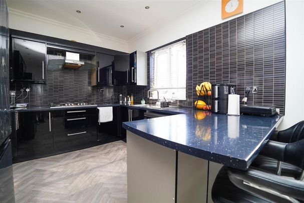 4 bedroom flat to rent - Photo 1