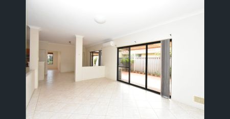 LARGE FAMILY HOUSE ON 530 SQM BLOCK - Photo 4