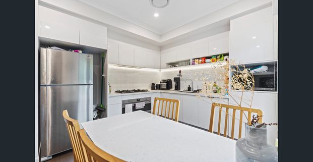 Stylish, near-new, 3-bed townhome with courtyard - Photo 1