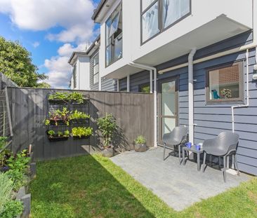 Single Garage & Modern Living - Photo 6