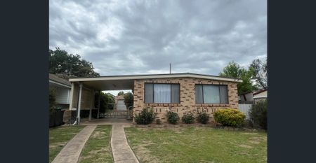 Charming Time Capsule: 3-Bedroom House for Rent! - Photo 5