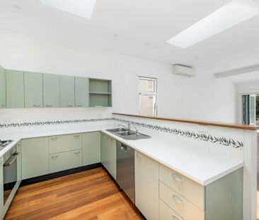 Spacious semi with sunny courtyard - Photo 6