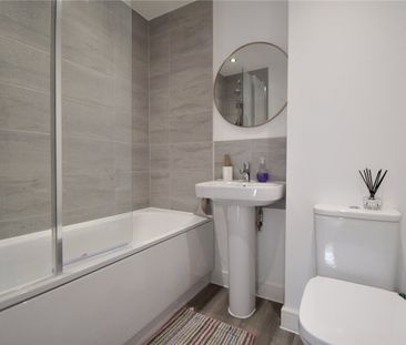 Immaculately presented 3 bedroom detached house to rent in Cambourn... - Photo 1