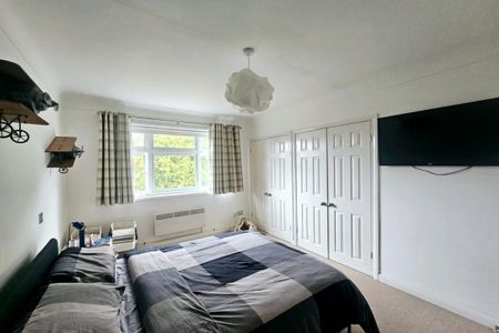 Bassett Avenue - Photo 3