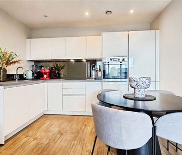 Fairfield Avenue, Staines-upon-Thames, Surrey, TW18 4JH - Photo 4