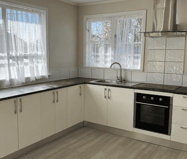 Four Bedroom Home + 2 bedroom sleepout/ensuite - Photo 5