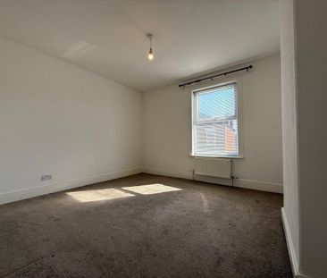 2 bedroom end of terrace house to rent - Photo 3