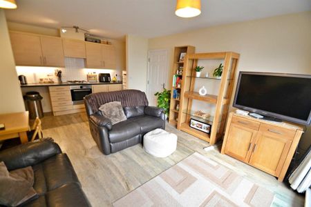 2 bedroom flat to rent - Photo 2