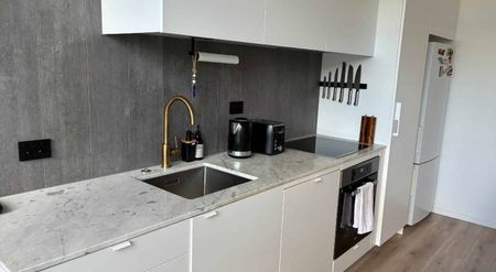 Step out to Victoria Park and the Viaduct. - Photo 4