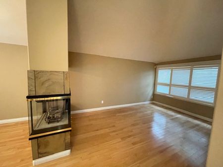 Bright, Spacious 4 Bedrooms/3 Bathrooms Home in White Rock - Photo 3