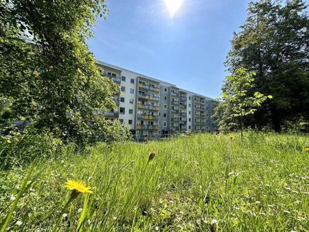 Lichterfüllte 4-Raum-Wohnung mit Einbauküche - Photo 3