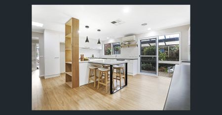 Sleek Contemporary Haven Tucked Away in a Quiet Court - Photo 5