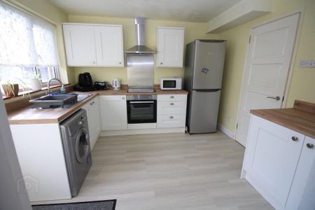 4 Hillview Crescent, Carrickfergus, BT38 8YR - Photo 3