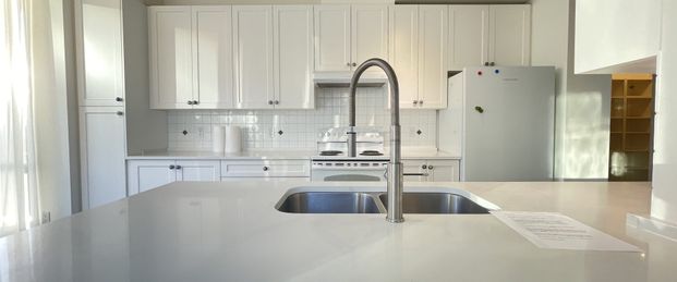 White Rock Beautifully Renovated 2br + den, South-East Facing Condo! - Photo 1